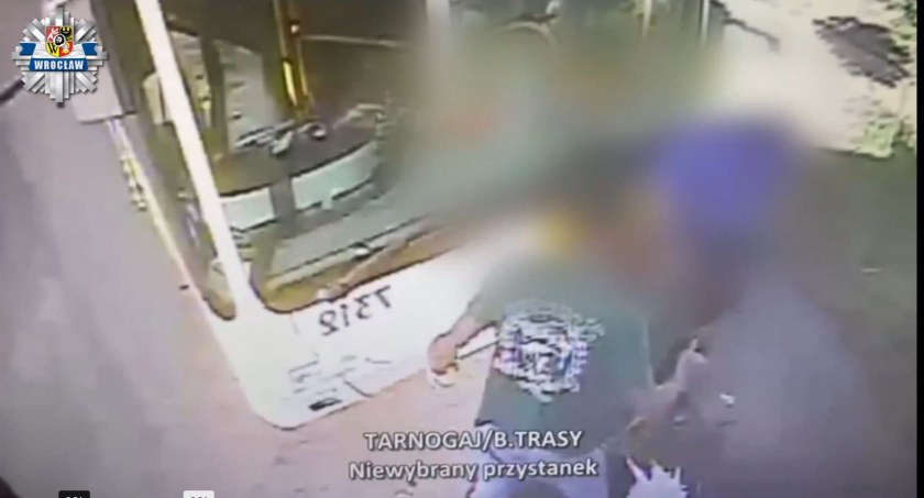 Mężczyzna, który zaatakował kierowcę autobusu MPK, wpadł w ręce policjantów z komisariatu Wrocław-Rakowiec [FILM]