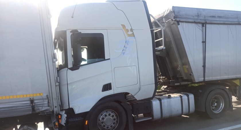 Kolizja dwóch ciężarówek na A4 w kierunku Wrocławia 