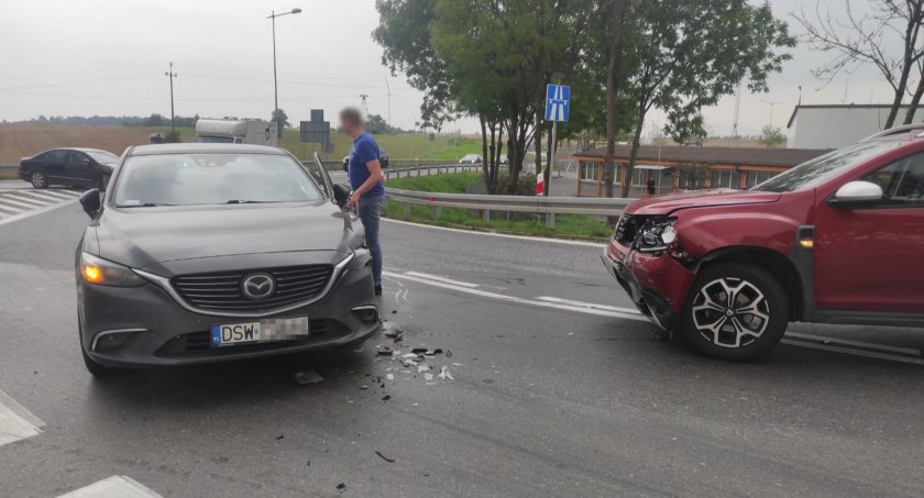 Kolejny raz nieustąpienie pierwszeństwa przejazdu przyczyną kolizji na zjeździe z A4 na DK5 w gminie Kostomłoty