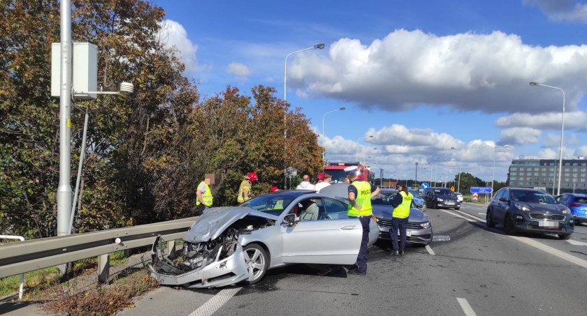Bielany Wrocławskie. Groźny wypadek przed wiaduktem nad A4. Ranne zostały dwie osoby