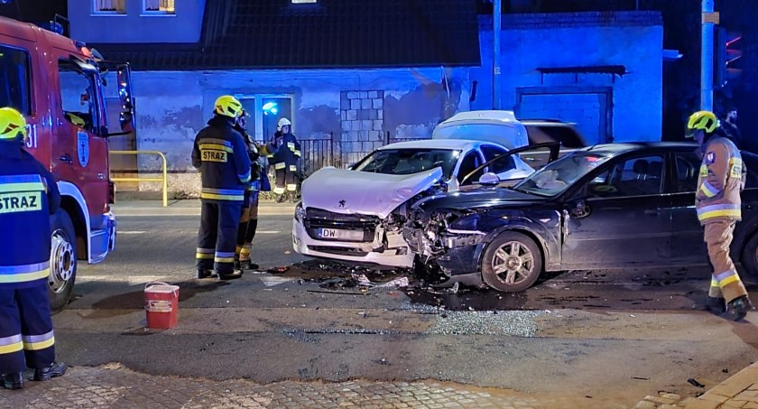Groźny wypadek na DK94 w Siechnicach. Jedna osoba trafiła do szpitala