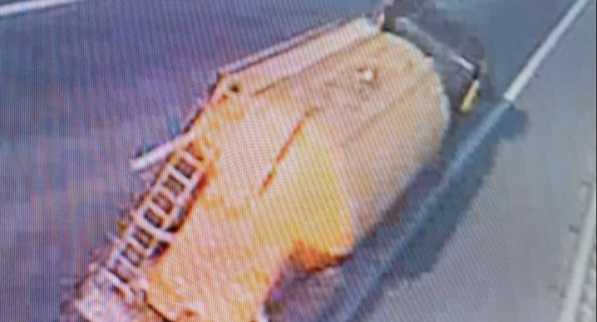 Policjanci poszukują kierowcy ciągnika siodłowego koloru czarnego z żółtą naczepą cysterną-silosem, który brał udział w wypadku drogowym na AOW (7.10.2022r), gdzie zginął kierujący oplem - [FOTO]