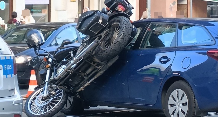 Wypadek z udziałem motocyklisty na Traugutta we Wrocławiu