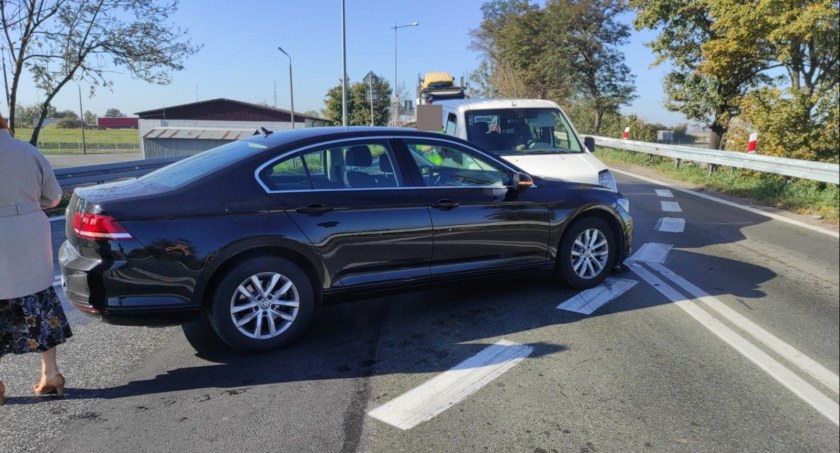 Kolizja dwóch aut na zjeździe z A4 na Kostomłoty