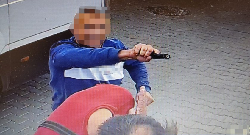 Jeden sięgnął po broń, drugi chwycił za siekierę. Sceny jak z filmu kryminalnego na wrocławskim Grabiszynie