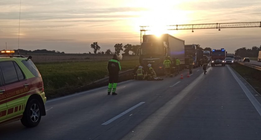Wypadek z udziałem dwóch pojazdów ciężarowy. Jeden z kierowców doznał urazu kręgosłupa