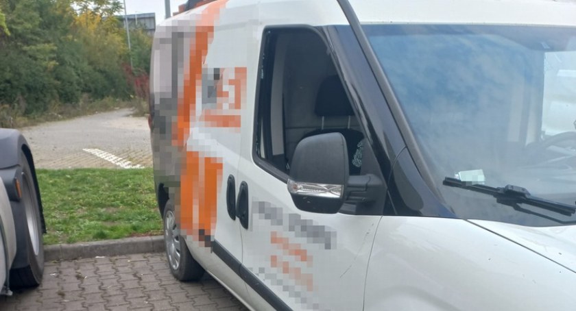 Wybił szybę, bo był pijany. Aby uniknąć kary, chciał dać policjantom łapówkę [FOTO]