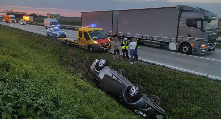 Dachowanie na A4. Uwaga na utrudnienia na jezdni w kierunku Wrocławia