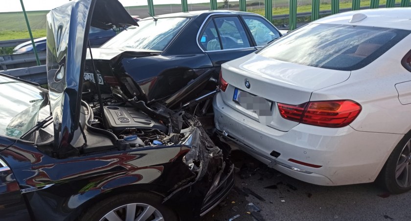 Wypadek z udziałem czterech aut na A4 w kierunku Legnicy. Jedna osoba trafiła do szpitala
