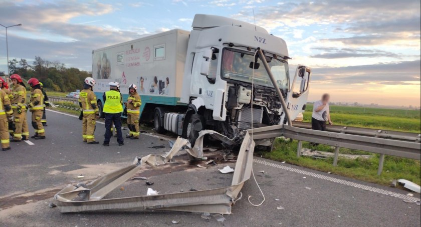 Mammobus staranował bariery ochronne na autostradzie A4. Kierowca zagapił się na nawigację samochodową