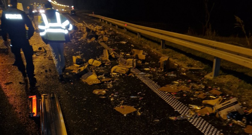 Kolizja z udziałem ciężarówki przewożącej alkohol. Uwaga na utrudnienia na A4 w kierunku Katowic