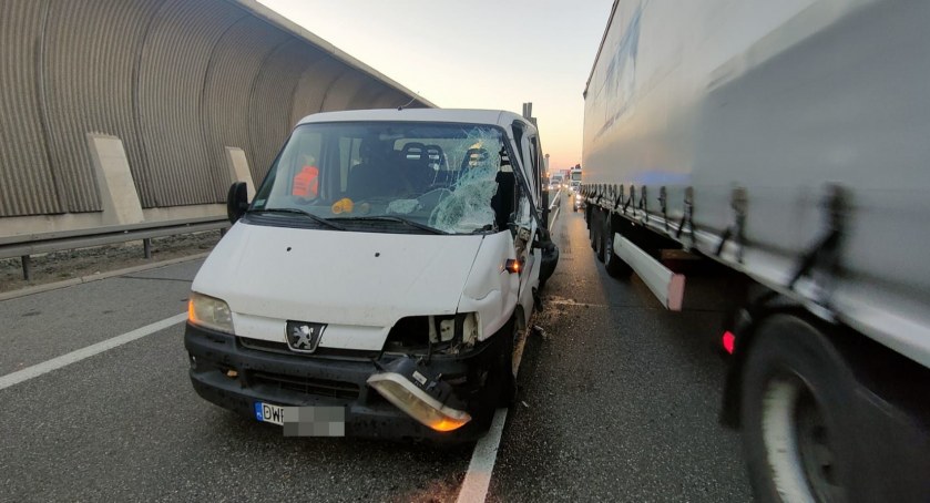 Zderzenie busa i ciężarówki na AOW. Sprawca kolizji oddalił się z miejsca zdarzenia