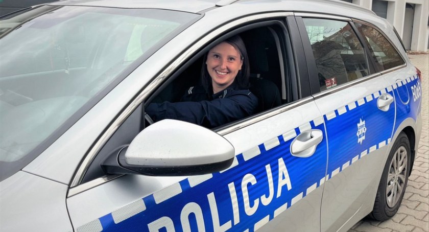 76-latek stał na chodniku i trzymał się za klatkę piersiową w okolicach serca. W samą porę pomogła mu policjantka