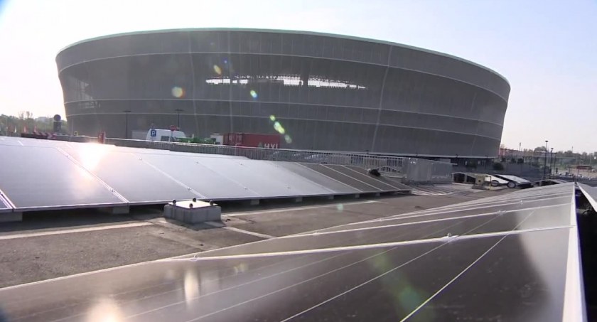 Montaż 1240 paneli fotowoltaicznych na parkingu Stadionu we Wrocławiu. Mają pokryć prawie 100 proc. jego zapotrzebowania na prąd