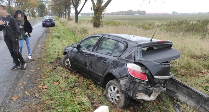Kolizja osobówki w Sadkowie. Kierowca Opla nie dostosował prędkości do warunków panujących na drodze