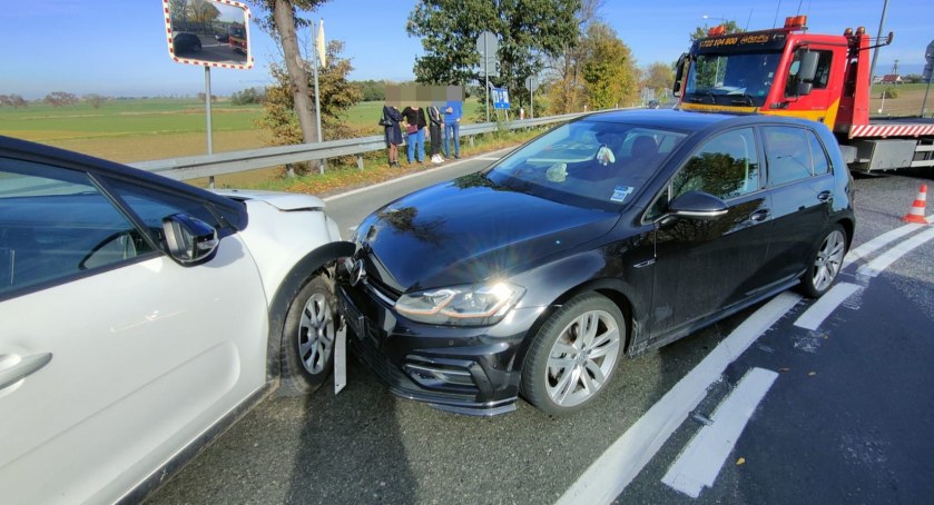 Zderzenie dwóch pojazdów osobowych na zjeździe z A4 na Kostomłoty