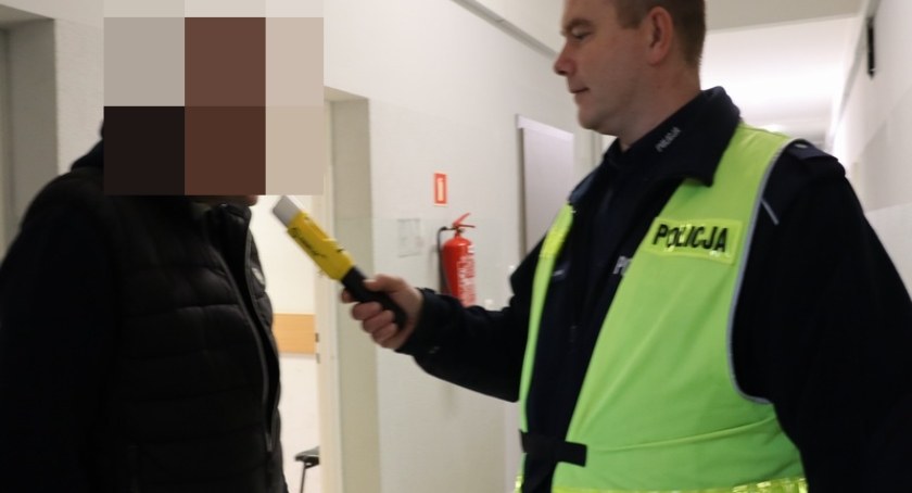 Jeden nietrzeźwy kierowca wjechał w ogrodzenie, drugi mylił drogę z chodnikiem. Policjanci apelują - Piłeś? Nie jedź!