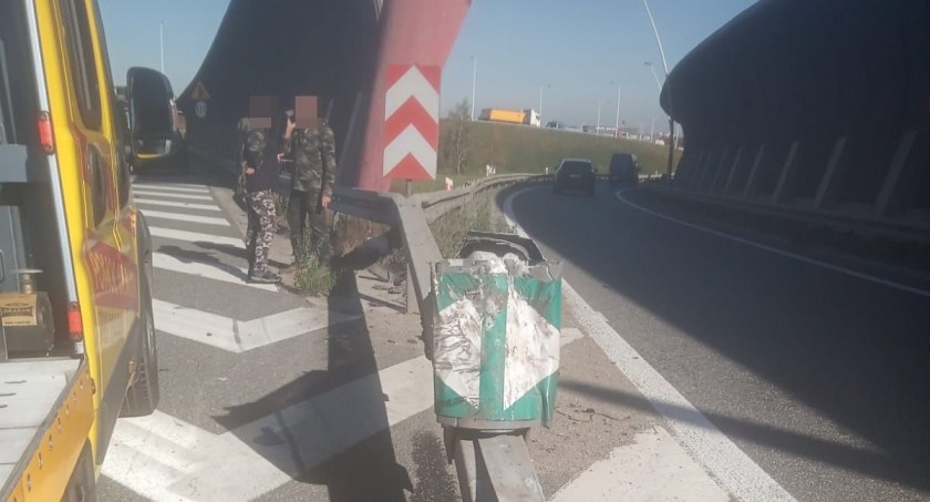 Utrudnienia na AOW w kierunku Warszawy. Auto osobowe uderzyło w bariery