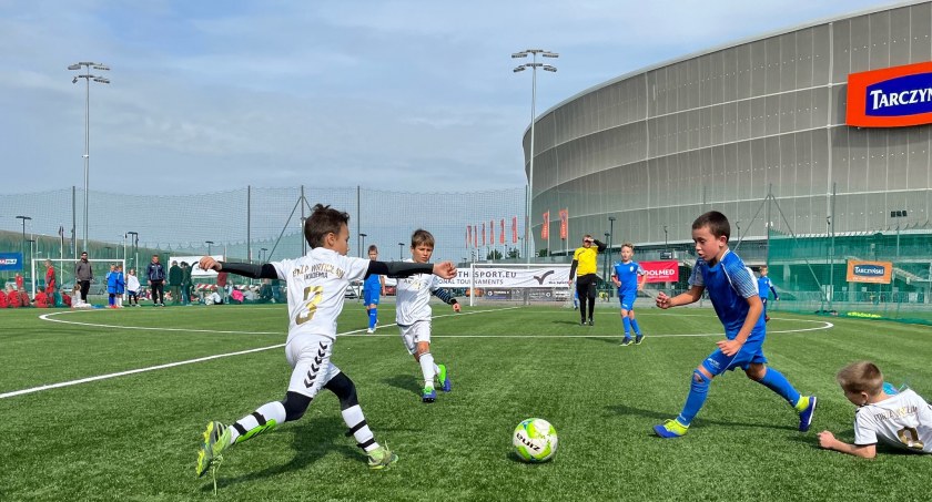 Młodzi piłkarze i piłkarki zagrają na płycie głównej wrocławskiego stadionu - finał Tarczyński Arena Cup w niedzielę
