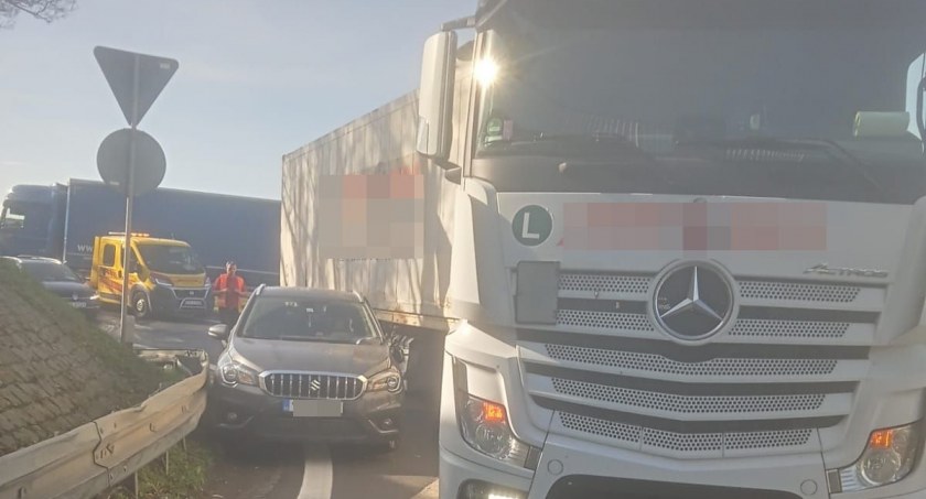 Groźna kolizja na węźle Pietrzykowice. Zjazd na A4 w kierunku Wrocławia zablokowany