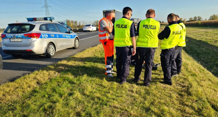Wycieńczony starszy mężczyzna pieszo pokonywał autostradę A4. Wezwany na miejsce lekarz nie zbadał pacjenta, nie wysiadł nawet z karetki