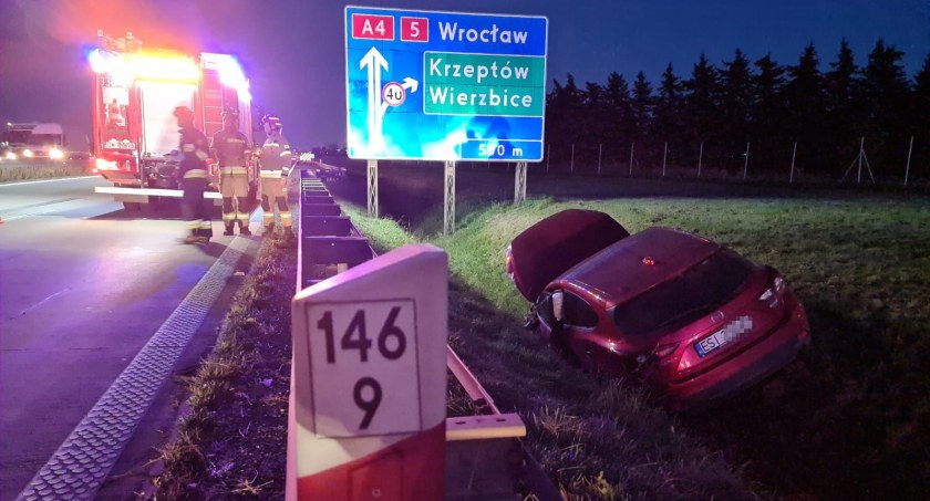 Groźne zdarzenia na A4 w kierunku Katowic. Pojazd osobowy wypadł z jezdni i zatrzymał się w przydrożnym rowie