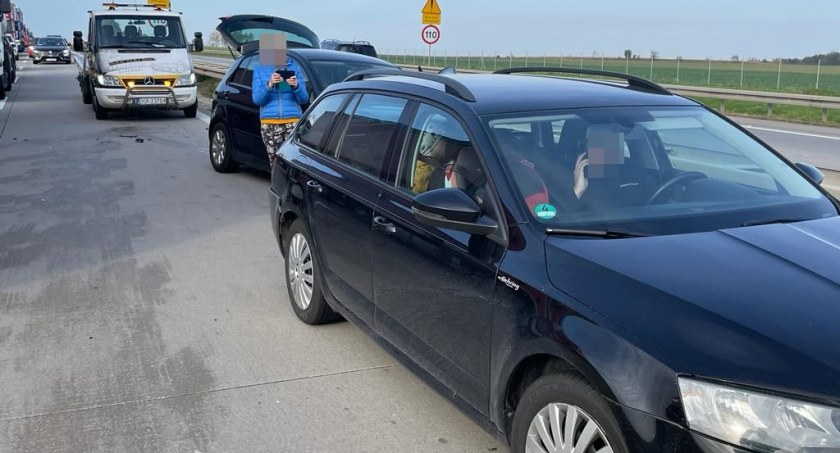Zderzenie trzech pojazdów na A4 w kierunku Wrocławia. Ruch odbywa się prawym pasem jezdni