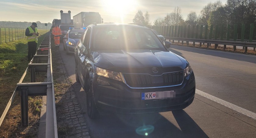 Odłamek pękniętej szyby ranił w oko kierowcę osobówki. Uwaga na utrudnienia na A4 w kierunku Zgorzelca