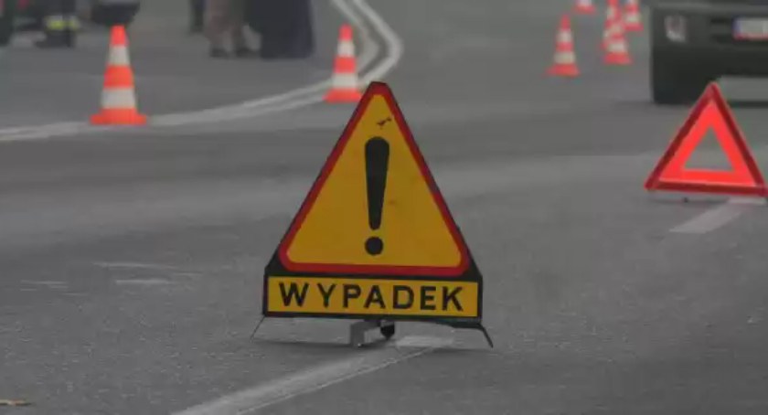 Czołowe zderzenie busa z ciężarówką na DK8. Jedna osoba poniosła śmierć na miejscu