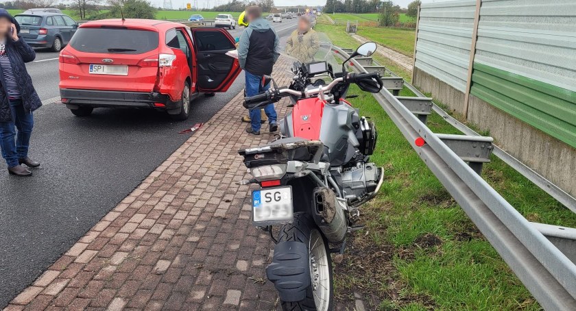 Groźny wypadek na A4. Pojazd osobowy zajechał drogę motocykliście. Jednoślad uderzył w auto i wbił się pod bariery. Jedna osoba ranna