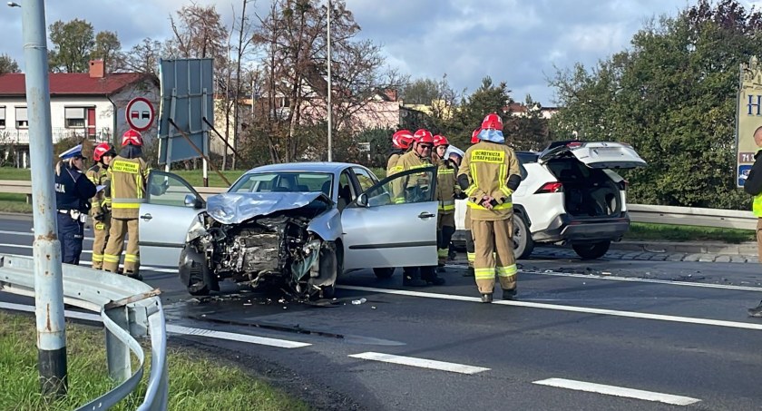 Wypadek na DK94 w Środzie Śląskiej. Do szpitala trafiły dwie osoby