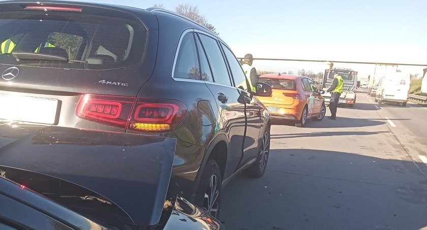 Kolizja trzech pojazdów przed zjazdem Kostomłoty