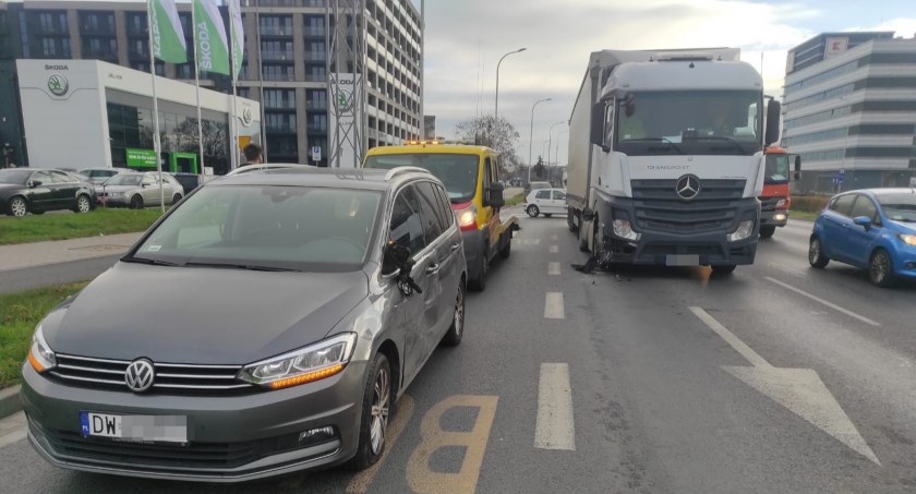 Kolizja osobówki z ciężarówką na Armii Krajowej we Wrocławiu