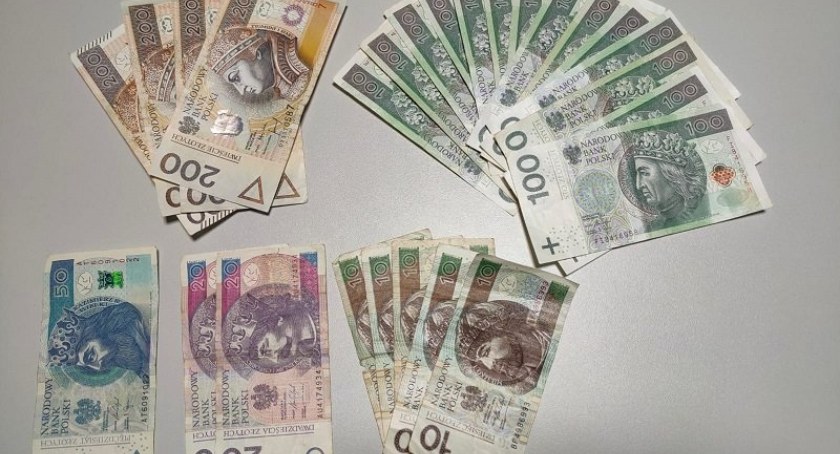 W jednym z hoteli w Polanicy-Zdroju znalazła pieniądze oraz kartę bankomatową i postanowiła je zatrzymać