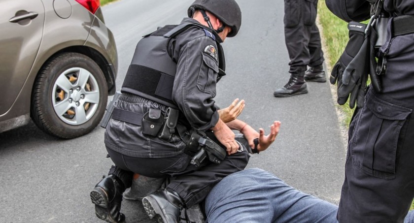 Strzelał do funkcjonariusza i znęcał się nad rodziną – został aresztowany