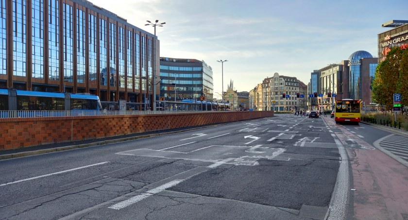 Szybki remont nawierzchni na ul. Oławskiej. Uwaga na utrudnienia