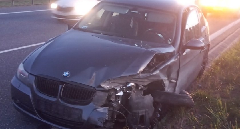 BMW wjechało w bariery na AOW. Kierowca zbiegł z miejsca zdarzenia