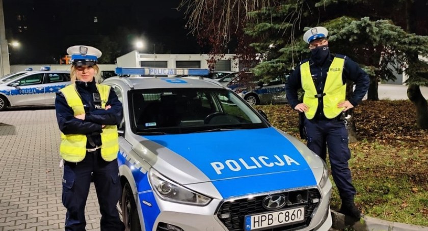 Niewidomy mężczyzna chodził wzdłuż ściany budynku. Nie mógł odnaleźć drogi do domu