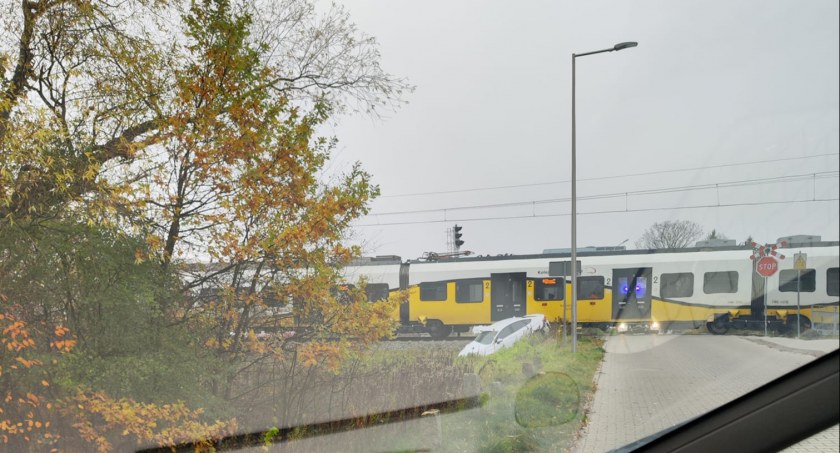 Wypadek na przejeździe kolejowym na wrocławskim Wojnowie. Autem podróżowały trzy osoby