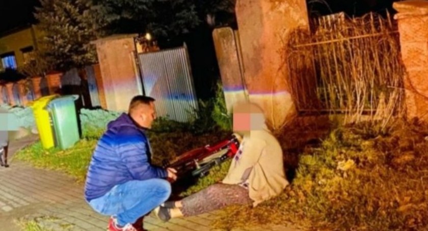 Ranna kobieta leżała na środku jezdni – pomógł dopiero policjant z Oławy wracający ze służby