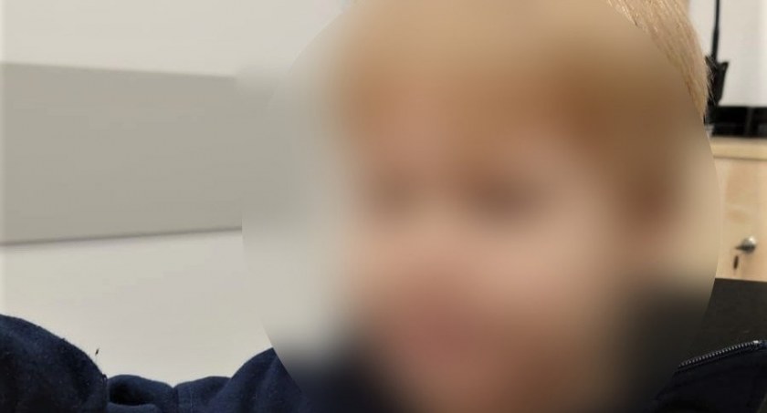 2-latek w krótkim rękawku i bez butów biegał sam po chodniku. Pomogli przechodnie oraz policjanci