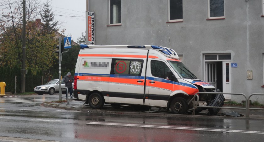 Zderzenie osobówki z ambulansem w Wojkowicach. Jedna osoba trafiła do szpitala