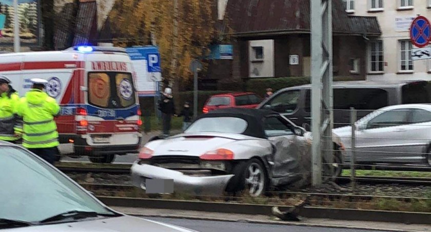 Uwaga na utrudnienia na Grabiszyńskiej. Samochód osobowy wjechał na torowisko