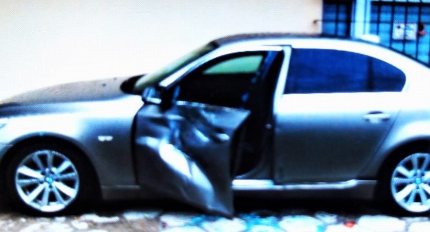 Pijany kierowca uderzył w zaparkowane BMW. Mężczyzna prowadził pojazd budowlany mając 1,3 promila alkoholu w organizmie