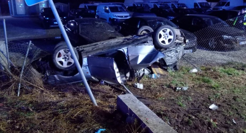 Groźny wypadek pod Wrocławiem. Uszkodzone samochody z komisu i brak winnego za spowodowanie zdarzenia