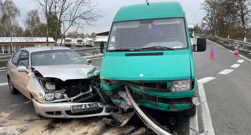 Zderzenie osobówki z busem na zjeździe z A4 na Kostomłoty. Ruch odbywa się wahadłowo