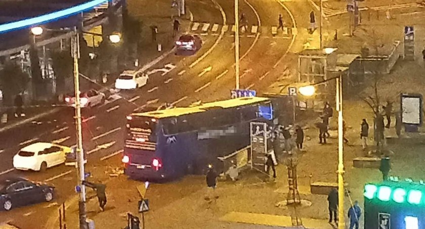 Śmiertelny wypadek na Placu Grunwaldzkim. Autokar wjechał w podziemne przejście dla pieszych