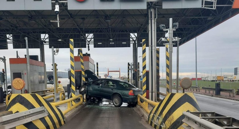 Chciał być szybki, został wściekły. Bokiem przez bramki na wjeździe na autostradę A4