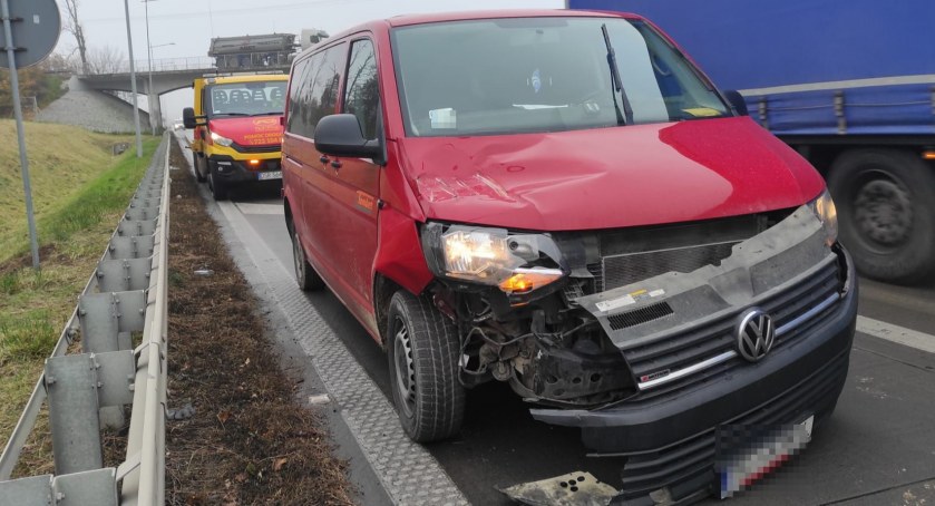 Sięgał po telefon, uderzył w ciężarówkę. Groźna kolizja na A4 w kierunku Wrocławia