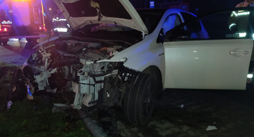 Groźny wypadek w Gniechowicach. Starsza kobieta zasłabła za kierownicą i uderzyła w latarnię